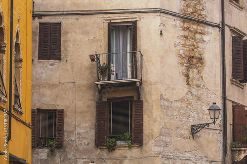 Foto Beautiful historic and ancient facade in the streets of Verona, Italy