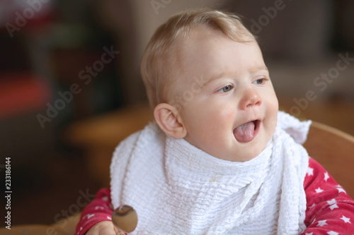 Petit Bebe Blond Avec La Bavoir Tire La Langue Photo Stock Adobe Stock Petit Bebe Blond Avec La Bavoir Tire La Langue Photo Stock Adobe Stock