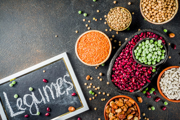Canvas Print - Various assortment of legumes - beans, soy beans, chickpeas, lentils, green peas. Healthy eating concept. Vegetable proteins. White marble background copy space top view