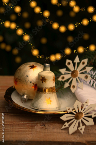 Fotografie, Obraz weihnachtsglocke weihnachtskugel und teller nostalgie