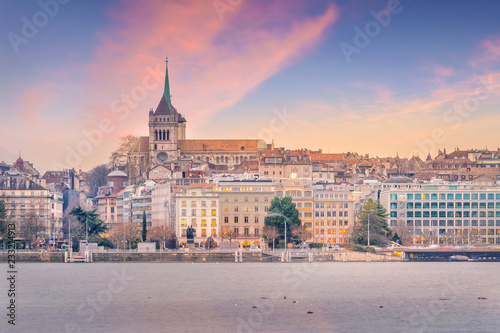 Cuadros en Lienzo Geneva skyline in Switzerland at twilight