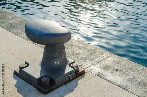 Fotografía Large metal bollard in the port for mooring ships, yachts and sailing ships