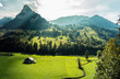Berner Alpen, Schweiz, Kiental mit Wiesen, Wald und Bergen