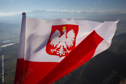 Dekoracja na wymiar  polska-flaga-na-tle-gor