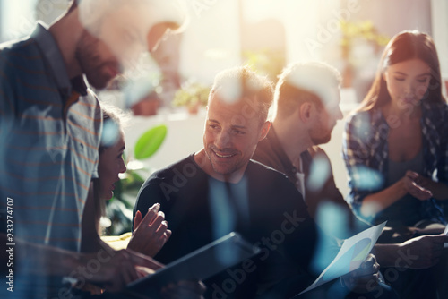 Fotografía Business people connected on internet network with a tablet