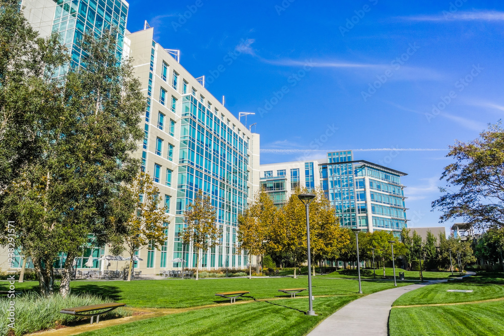 Modern office buildings in Silicon Valley, south San Francisco bay area - obrazy, fototapety, plakaty 