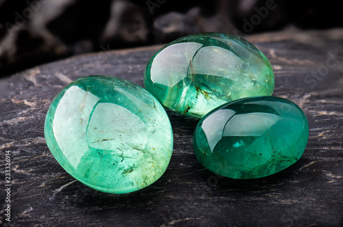Fotomural The emerald gemstone jewelry.