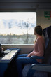 © Ruben Chase - Mujer joven contemplando el paisaje desde el tren