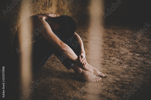 Cuadros en Lienzo Hands of men desperate to catch the iron prison,prisoner concept, Hope to be free