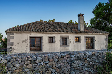 Wall Mural - Vieja casa rural/ vieja casa rural con muro de piedra delante.