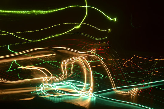 Colored light lines are obtained in the movement.