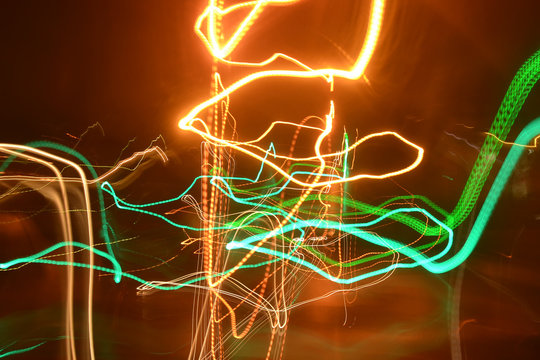 Colored light lines are obtained in the movement.