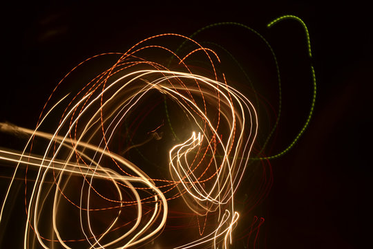 Colored light lines are obtained in the movement.