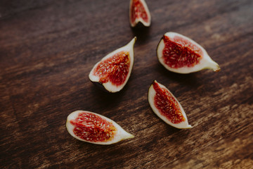 Canvas Print - Fresh organic fig on a wooden table