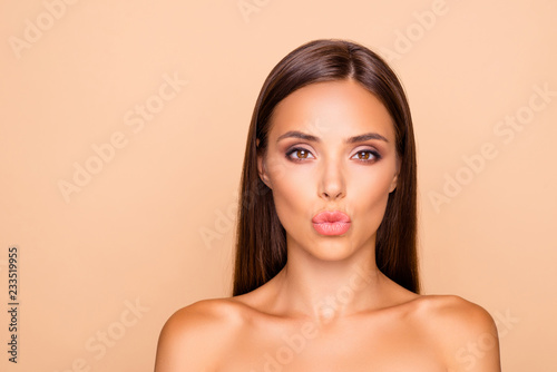 Fotografía Adorable charming brunette hair lady with her naked shoulders sh