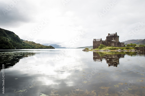 Plakat Zamek Eilean Donan w ciepłe letnie dni - Dornie, Szkocja - Wielka Brytania