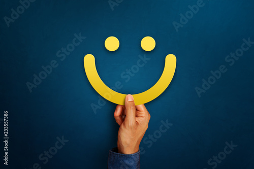 Cuadros en Lienzo Hand of client show a feedback with smiley face sign