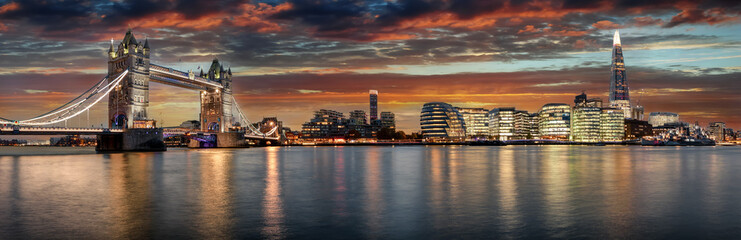 Fototapete - Die Skyline von London am Abend: von der Tower Bridge bis zur London Bridge