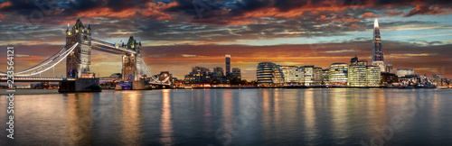 Fototapeta na szkło Panoramę Londynu wieczorem: od Tower Bridge do London Bridge