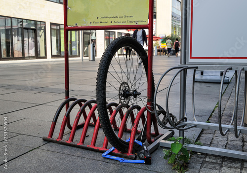 bild mit fahrrad und schallplatte vorderrad