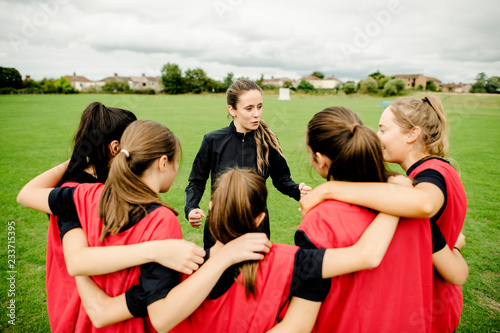Fotografía Rugby players and their coach gathering before a match