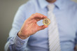 moneta bitcoin trzymana w dłoni