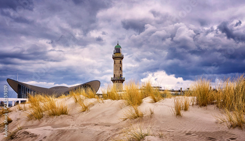 Lighthouse at the Teepott behind the dunes in Warnemünde. Fotobehang