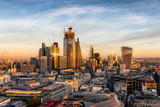 Fototapeta Londyn - Die moderne Skyline der City von London bei Sonnenuntergang