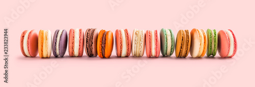Doppelrollo mit Motiv - French macarons fresh large arrangement lined up on pink background (von bojsha)