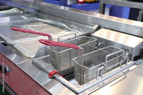 Fotografía New empty modern professional fryer basket