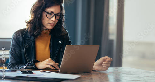 Fotomural Asian woman working laptop at office