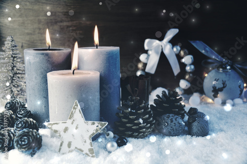 Obraz na plátně Adventskerzen im Schnee - dritter Advent - Weihnachtskarte