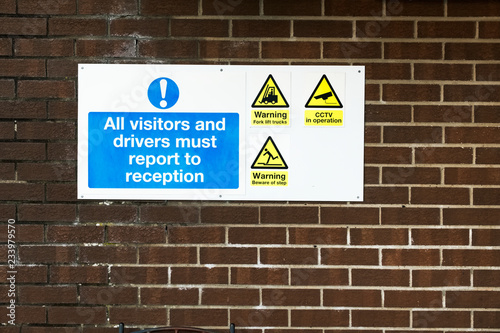 Fotografie, Obraz Visitors and drivers report to reception sign at work