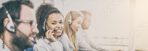 Fotografía Call center worker accompanied by her team.