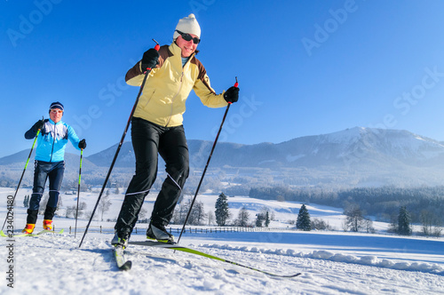 Obrazy biegi narciarskie  milosnicy-sportow-zimowych-podczas-jazdy-na-lyzwach-w-chiemgau
