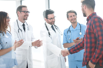 doctors congratulating the patient on recovery