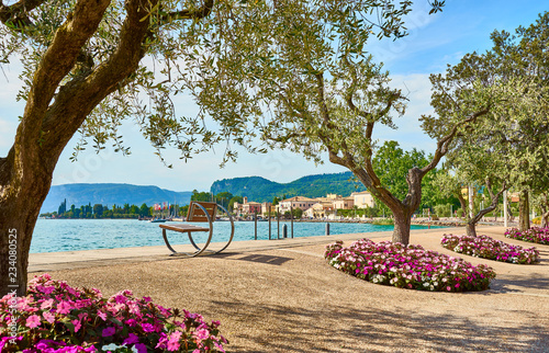 Cuadros en Lienzo Lake Garda with nice walkways and beaches at Bardolino in Italy