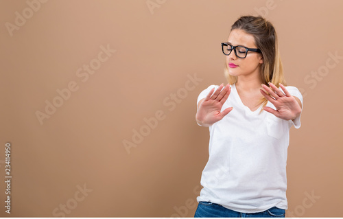 Fotografía Young woman making a rejection pose on a brown background
