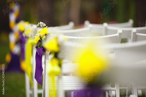 Fotografía Chairs for guests on the summer lawn before the wedding ceremony, closeup