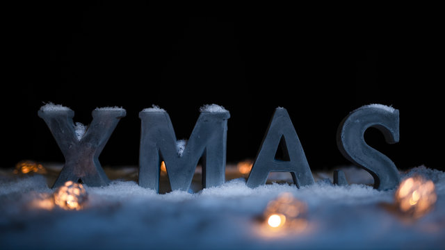 Weihnachten Stilllife Xmas 3d im Schnee mit Schnee schwarzer Hintergrund und Bokeh Variante 2