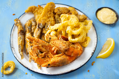 Fotografía rustic italian fried seafood fritto misto