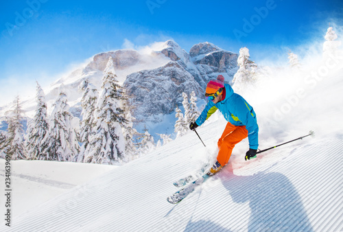 Obrazy Sporty Zimowe  narciarz-na-nartach-zjazdowych-w-wysokich-gorach