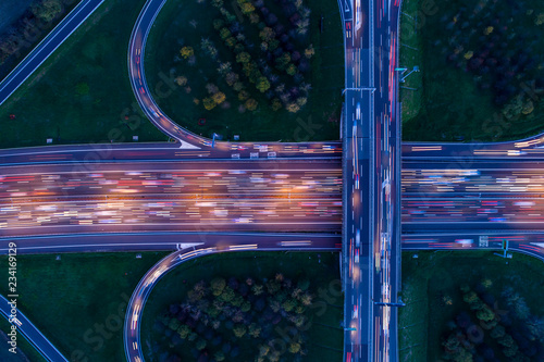 skrzyzowanie-autostrad-widziane-z-gory-w-nocy-z-lekkimi-sladami-przejezdzajacych-samochodow