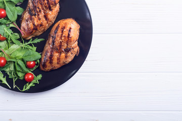 Canvas Print - Grilled chicken with spinath and tomatoes salad