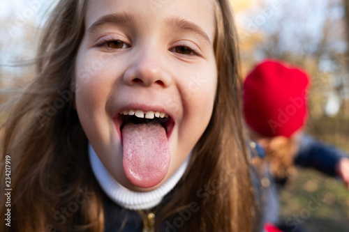 Fotografía portrait of a girl sticking tongue out