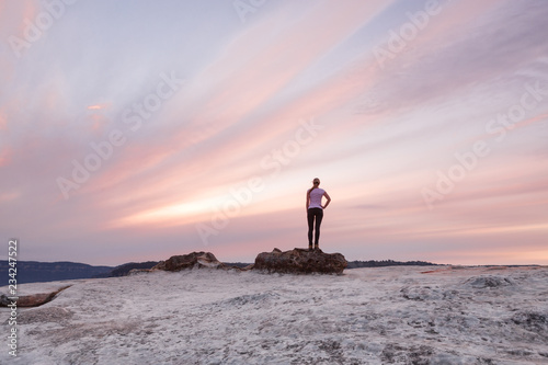 Fotomural Girl stands awestruck dmiring the Blue Mountains Sunset