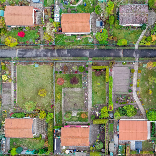 Fotografia Vertical aerial view of an allotment garden with huts, paths and vegetable beds