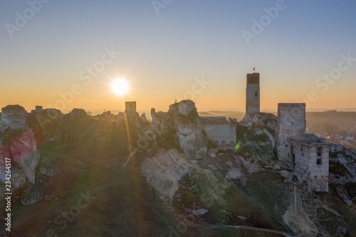 Plakat ruiny średniowiecznego zamku o zachodzie słońca Olsztyn