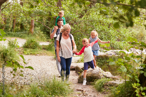 Photographie Family Hiking Along Path By River In UK Lake District