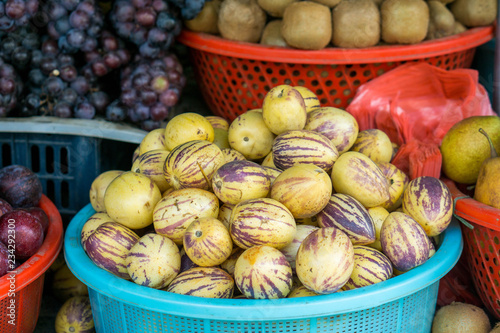 Foto Different fruits on a local market of Sapa in the north of Vietnam